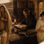 significado do nome Rebeca — cena histórica sépia em três momentos integrados: jovem hebreia com jarro junto a camelos no deserto, estudioso medieval examinando manuscrito do Gênesis e cena familiar com mãe segurando recém-nascida ao lado do pai