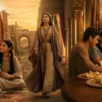 significado do nome Ester: cena panorâmica fotorrealista com Hadassa criança ao lado do tio Mordecai segurando ramo de mirta na casa judaica de Susã, a jovem cruzando o portão do palácio persa em transição para Ester, e família brasileira contemporânea celebrando o Purim com criança fantasiada e meguilá aberta sobre a mesa